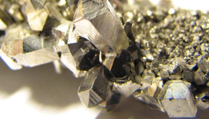 tar minerais críticos. Para a especialista, o que ela classifica como um “vazio