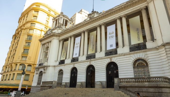 pessoas que não pertencem aos quadros efetivos do município. A proposta foi apro