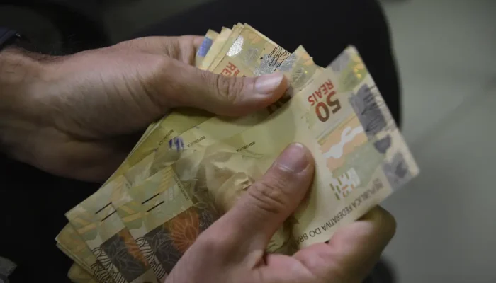 que os juros mais altos encarecem o crédito e estimulam a poupança. Em março , a