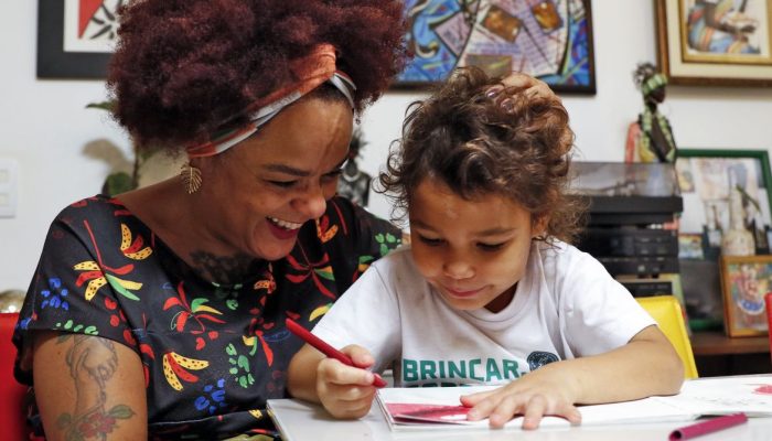 um instante. Tente resgatar uma lembrança da infância... o colo da mãe, a voz qu