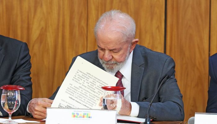 que a previsão de regulamentação genericamente atribuída ao Poder Público promov