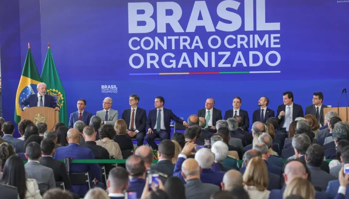 ais, bem como na reforma de estabelecimentos penais, bloqueadores de sinal, equi
