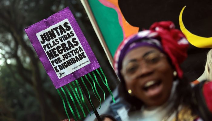 tunidades. Por isso, em nome de uma revisão que a história desse país ainda está