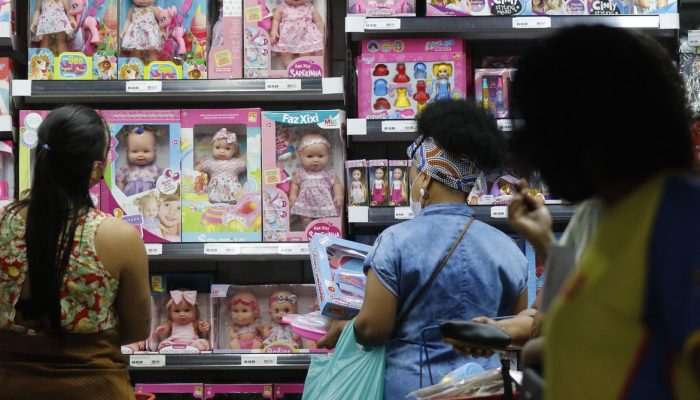 e-emprego-explicam-vendas-no-comercio-em-patamar-recorde">Crédito e emprego explicam vendas no comér