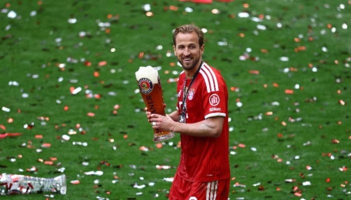 16 de maio de 2026 Harry Kane, do Bayern de Munique, comemora com cerveja ap&oacute;s vencer a Bundesliga REUTERS/Kai Pfaffenbach Foto: Reuters