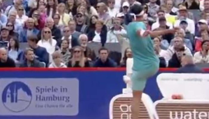 Tenista Daniel Altmaier chuta raquete na arquibancada no ATP de Hamburgo Foto: Reprodu&ccedil;&atilde;o