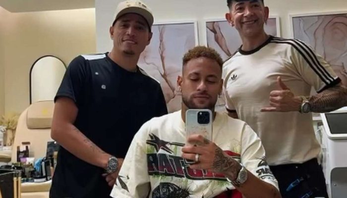 Neymar entre seus cabelereiros Nariko e Wagner Ten&oacute;rio &ndash; Foto: Instagram @nariko_hairstyle / Jogada10