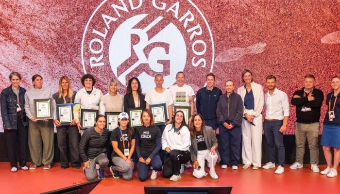 Danzini com treinadoras Foto: Divulga&ccedil;&atilde;o / Esporte News Mundo