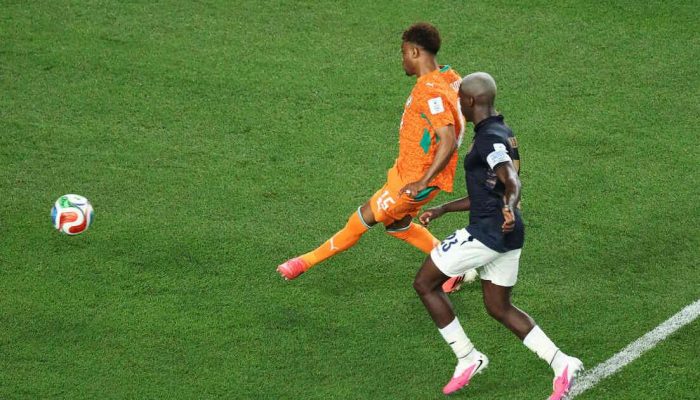 Diallo comemora gol da vit&oacute;ria da Costa do Marfim sobre o Equador, marcado aos 44 minutos do segundo tempo / Jogada10