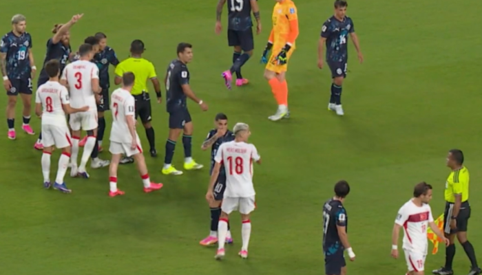 Almiron com a m&atilde;o na boca em campo Foto: Reprodu&ccedil;&atilde;o/Globo