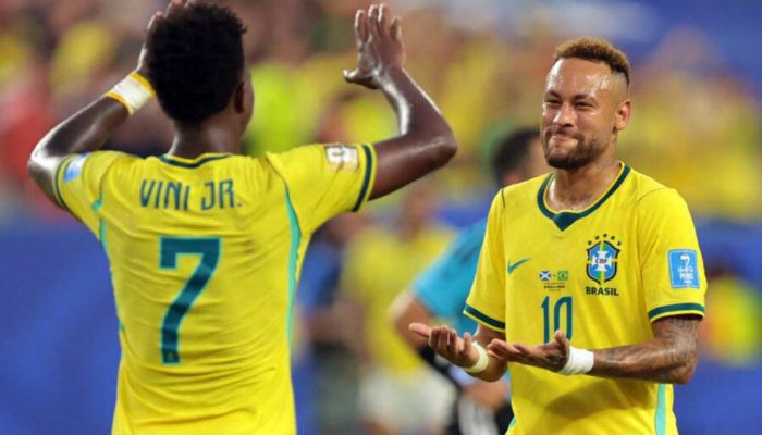 Vin&iacute;cius Jr. e Neymar comemoram a vit&oacute;ria que garantiu ao Brasil lideran&ccedil;a do grupo C na Copa do Mundo