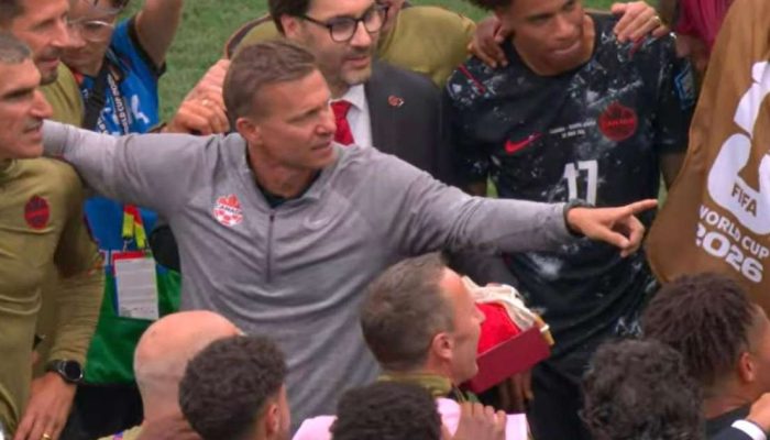 Jesse Marsch, t&eacute;cnico do Canad&aacute;, fez discurso emocionante ap&oacute;s classifica&ccedil;&atilde;o para as oitavas da Copa