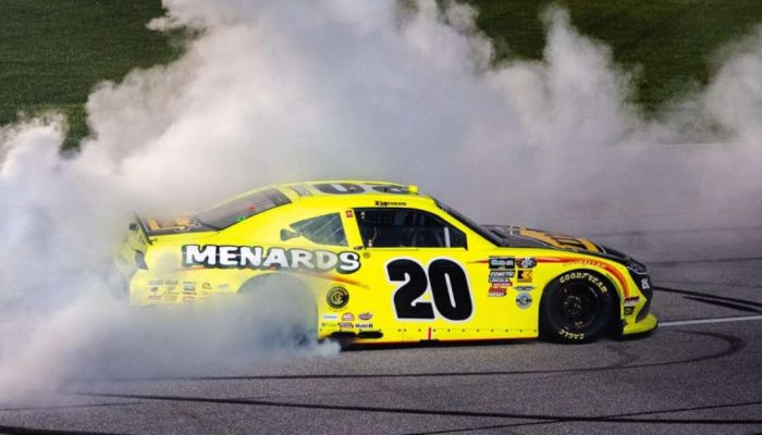 Brandon Jones comemorando vit&oacute;ria em Chicagoland. Foto: Divulga&ccedil;&atilde;o / NASCAR