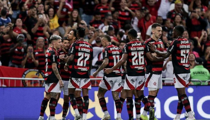 Jogadores do Flamengo cumprimentam Arrascaeta ap&oacute;s meia marcar um gol contra o Fortaleza ( Gilvan de Souza/Flamengo) / G&aacute;vea News