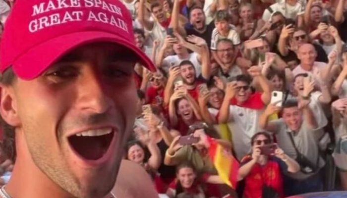 Boné 'Make Spain Great Again' de Ferran Torres vira destaque em celebração espanhola