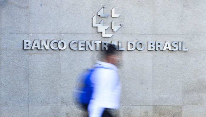 Juros para famílias atingem 64% ao ano no Brasil e elevam alerta do Banco Central
