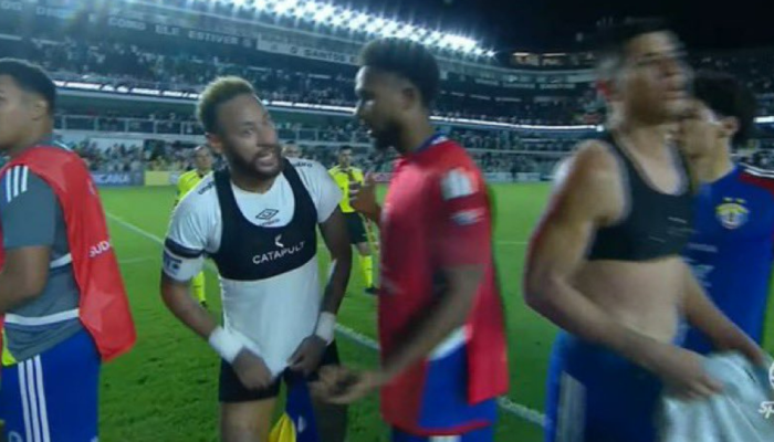 Neymar em campo: Craque do Santos termina jogo de cueca após assédio de fãs adversários