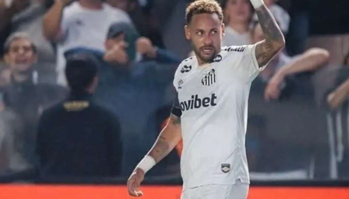 Neymar enfrenta clima hostil e provocações da torcida do Vasco em São Januário
