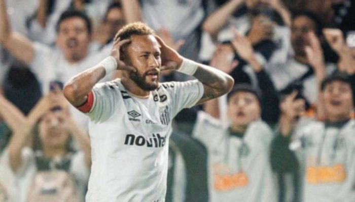 Neymar marca dois gols em retorno ao Santos, mas pôquer e suspensão marcam estreia pós-Copa