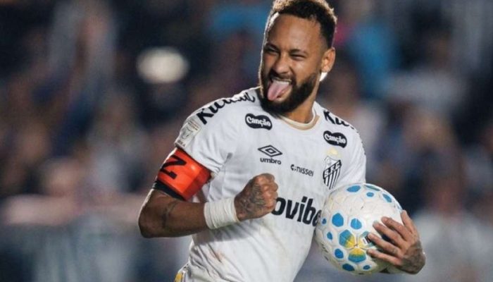 Neymar se emociona com busto e estátua na Vila Belmiro, celebrando sua história no Santos