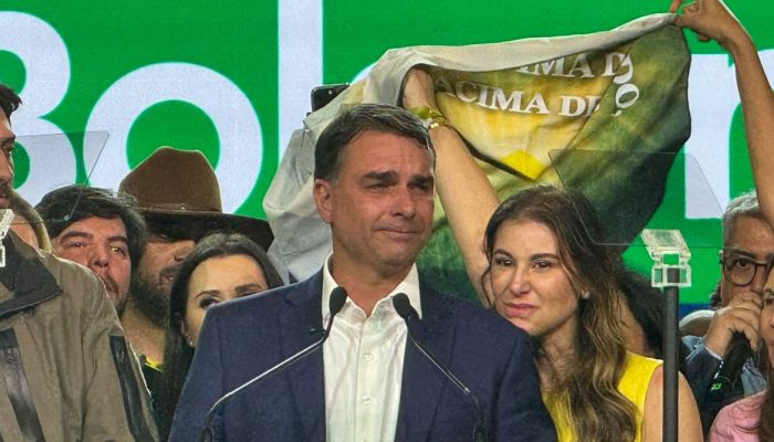 PL lança Flávio Bolsonaro à Presidência em convenção que une direita e Milei