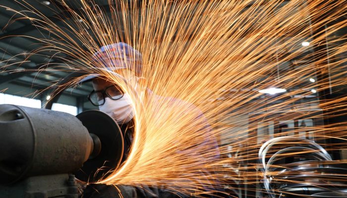 Queda da produção industrial brasileira em junho freia recuperação econômica