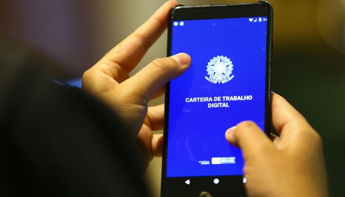 Taxa de desemprego no Brasil atinge 5,4% e marca novo recorde de baixa no segundo trimestre