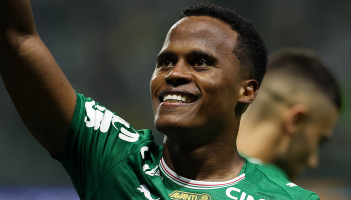 Torcedoras do Fluminense viralizam com protesto criativo contra Jhon Arias